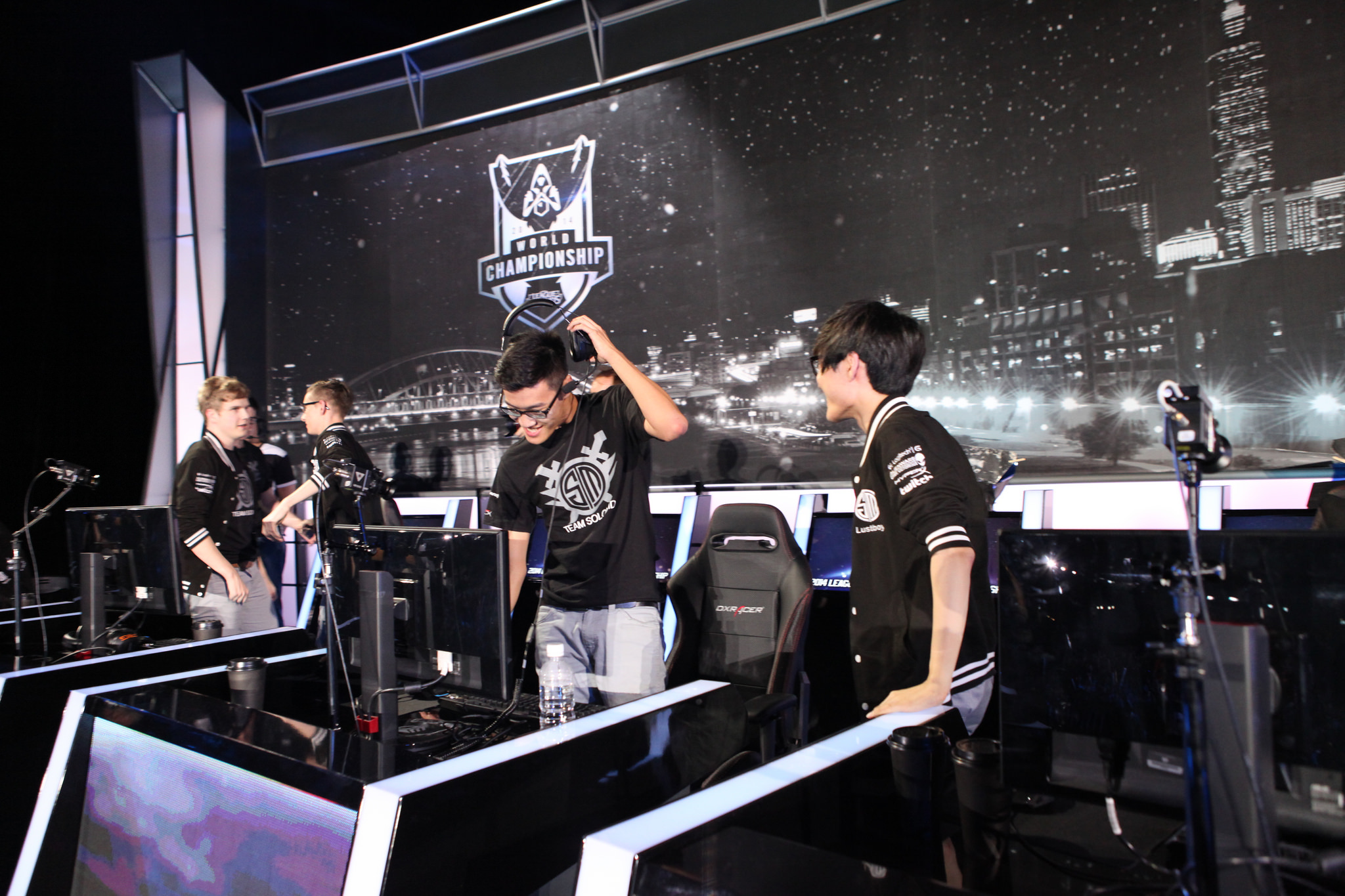 季后赛版本陷阱：英雄机制缺陷与团队配合失衡导致版本适应性崩溃-火博电竞